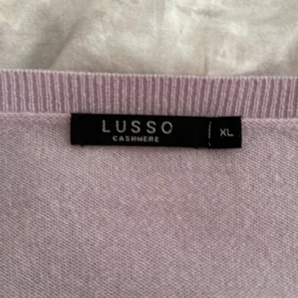 Lusso | Lavender 100% Cashmere V-Neck Sweater - Picture 4 of 6